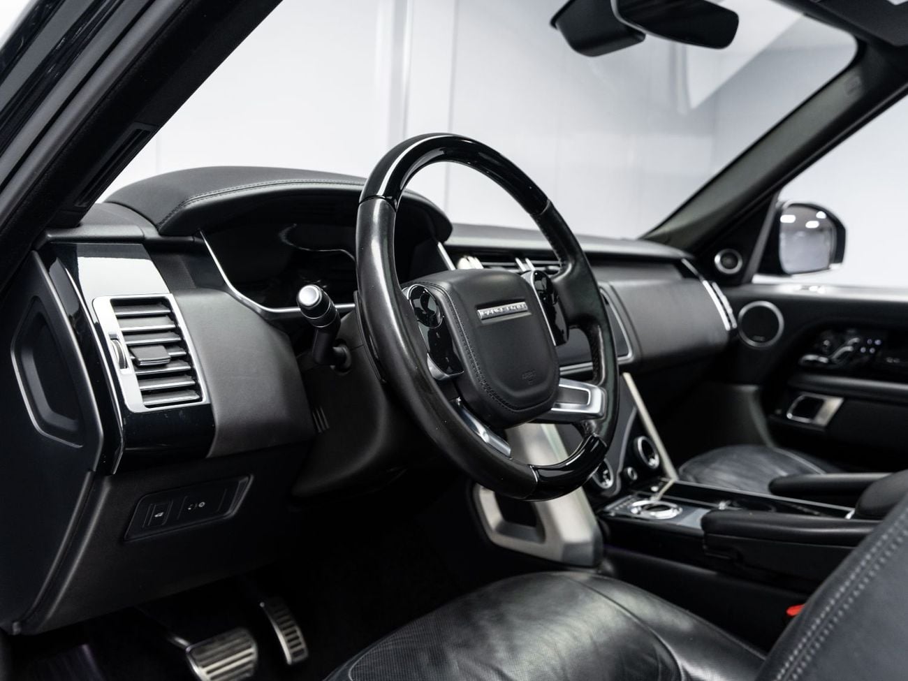 Land Rover Range Rover VOGUE SE BUY NOW, PAY 2027 | THE BLACKLINE STANDARD | 12 Month Blackline Warranty, GCC