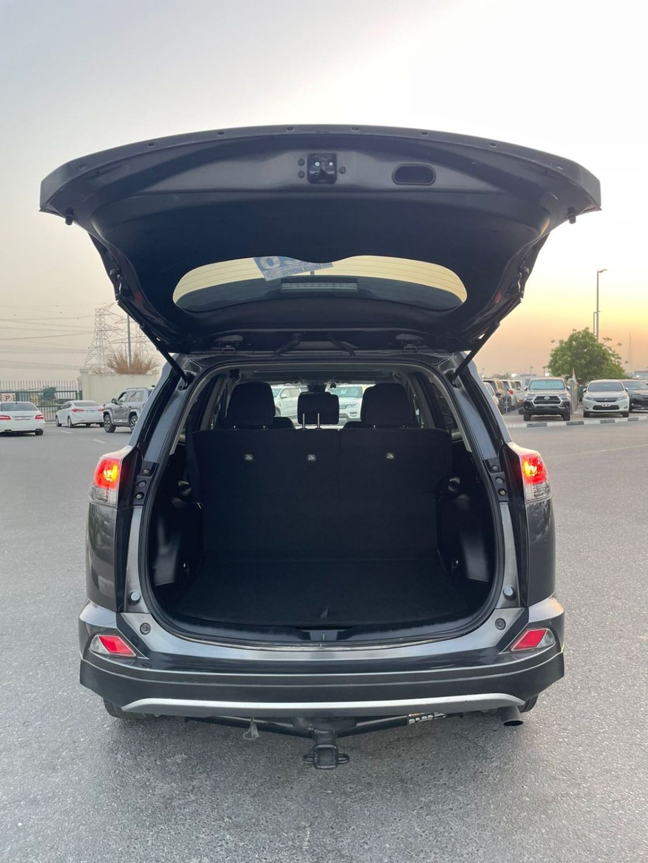 Toyota RAV4 2017 Toyota Rav4 XLE 2.5L V4 Full Option - 4x4 AWD - Sunroof