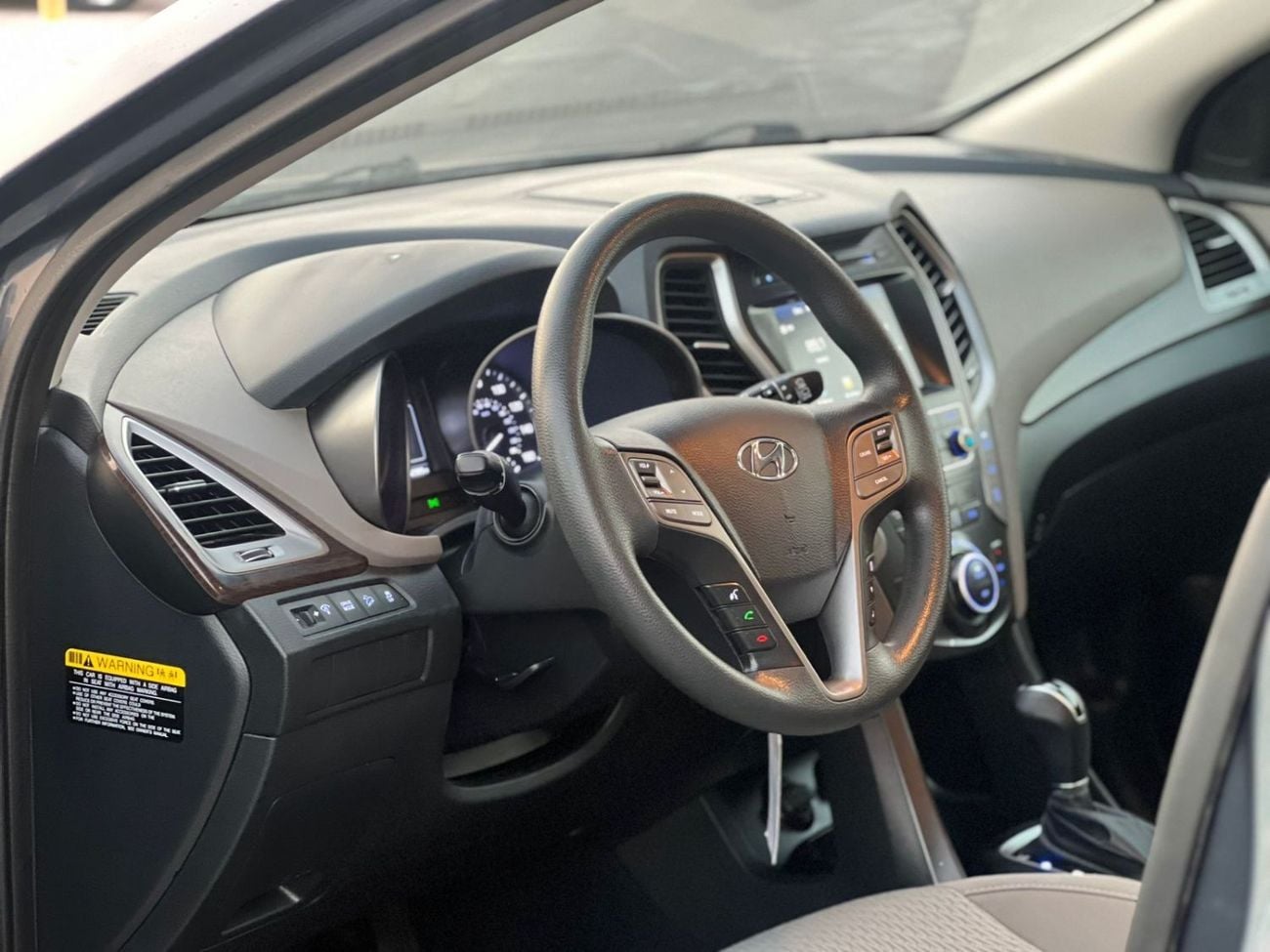Hyundai Santa Fe STD (NON GCC) 2019 Hyundai Santa Fe - 3.3L V6 - Apple & Android Play - 7 Seater - 42000 Mileage - 41999 AED