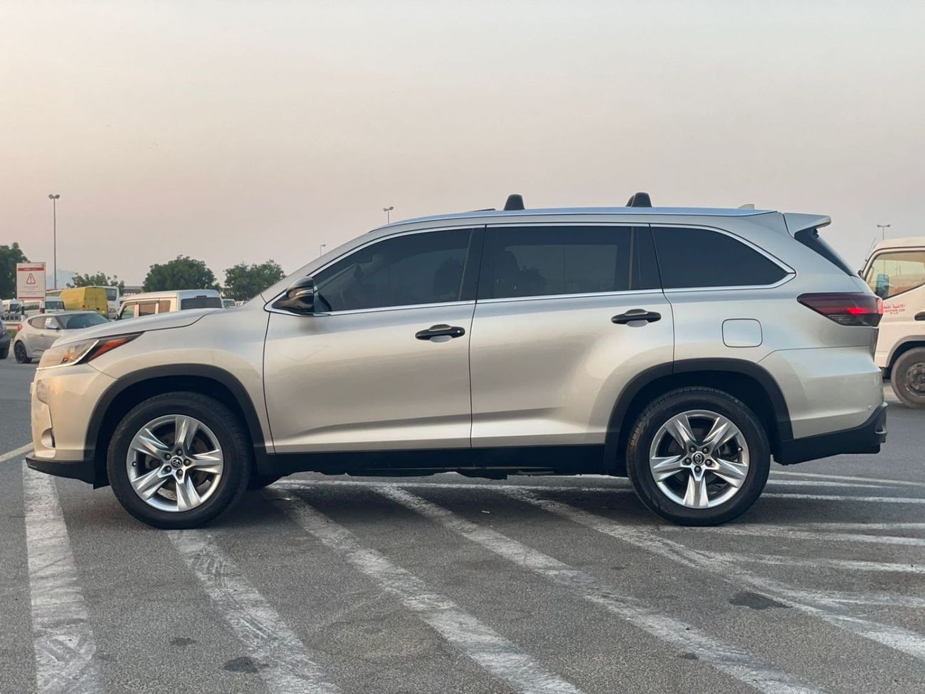 تويوتا هايلاندر 2016 Toyota Highlander Limited Edition 3.5L V6 Full Option 7 Seater - With Radar Leather Electric se