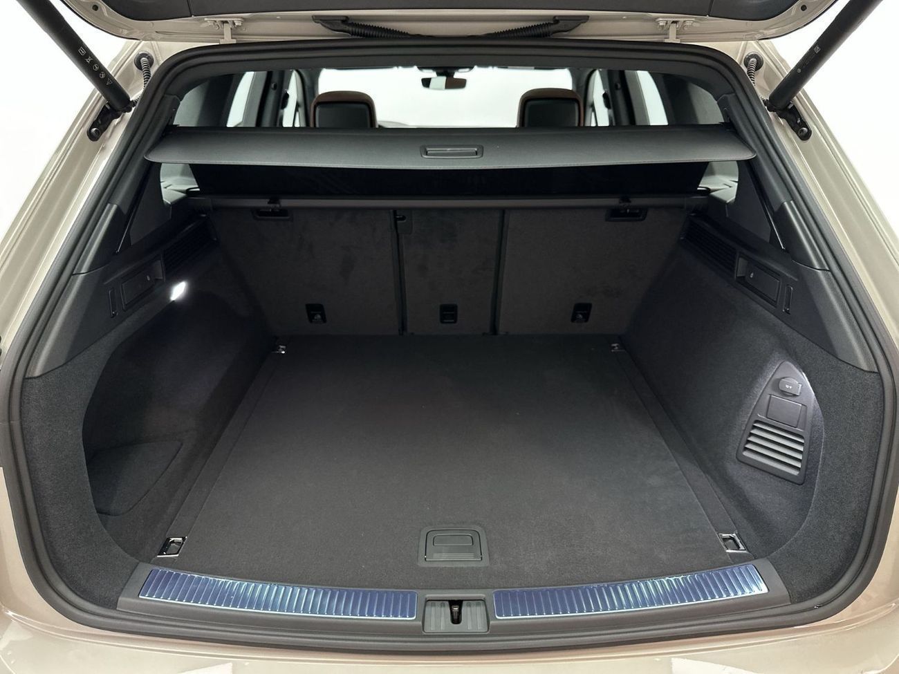 Volkswagen Touareg Touareg Elegance - Tirano (Ref#00479) - 39,100 AED SAVINGS from New Car