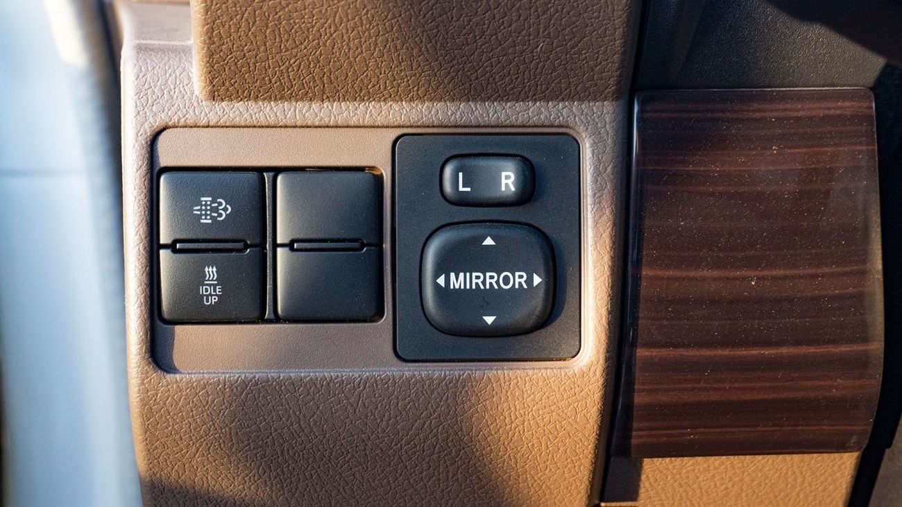 تويوتا لاند كروزر 70 LX 2.8L  2025 Toyota Land Cruiser 76 2.8L AT Diesel Full Option (White)