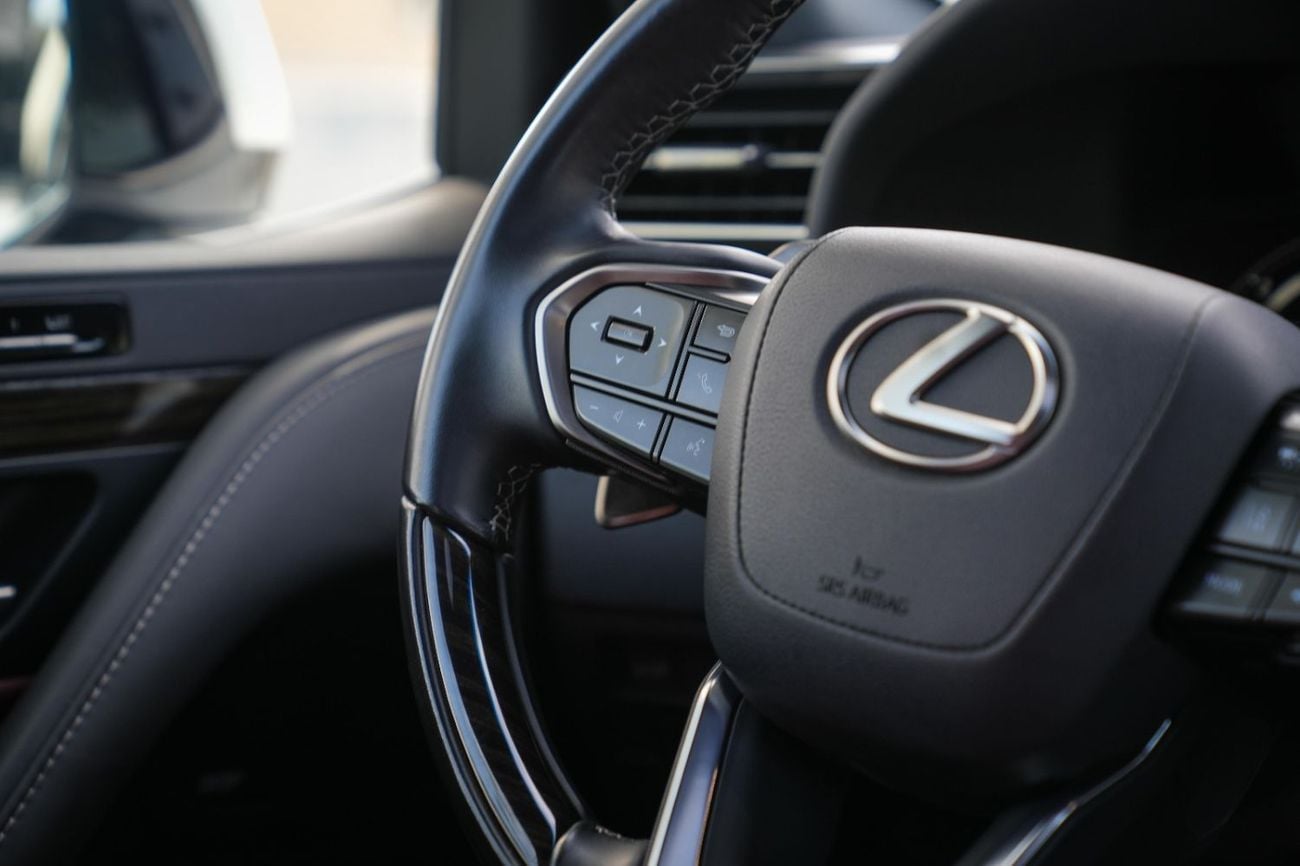 Lexus LX 600 SIGNATURE 2024!! LOW MILEAGE!! WARRANTY AND SERVICE CONTRACT FROM AL FUTTAIM