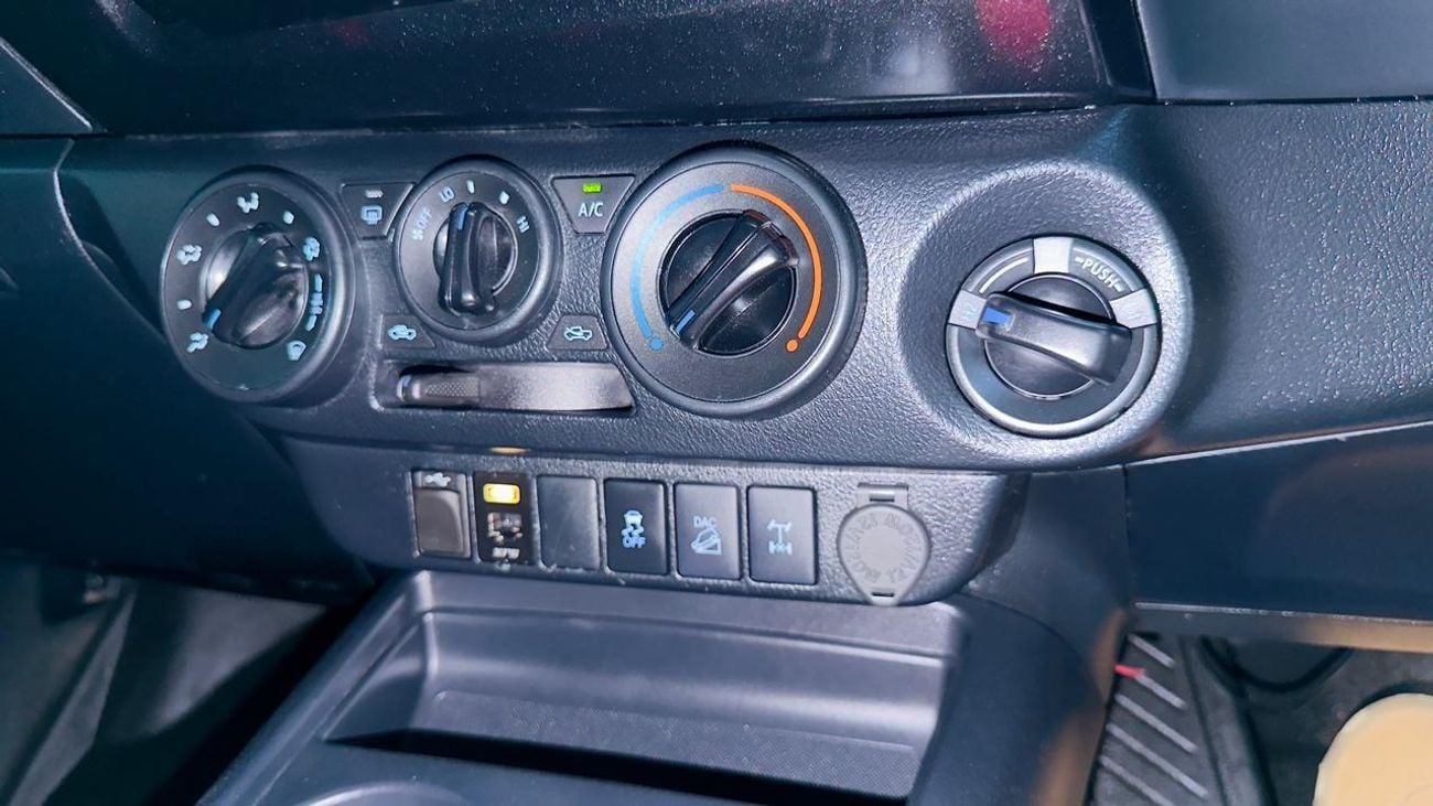 Toyota Hilux HEAVY OFF ROAD MODIFIED | BULL BAR WITH FOCUSED LIGHTS | DOUBLE CABIN | POWER SEATS | AUTO | 2020