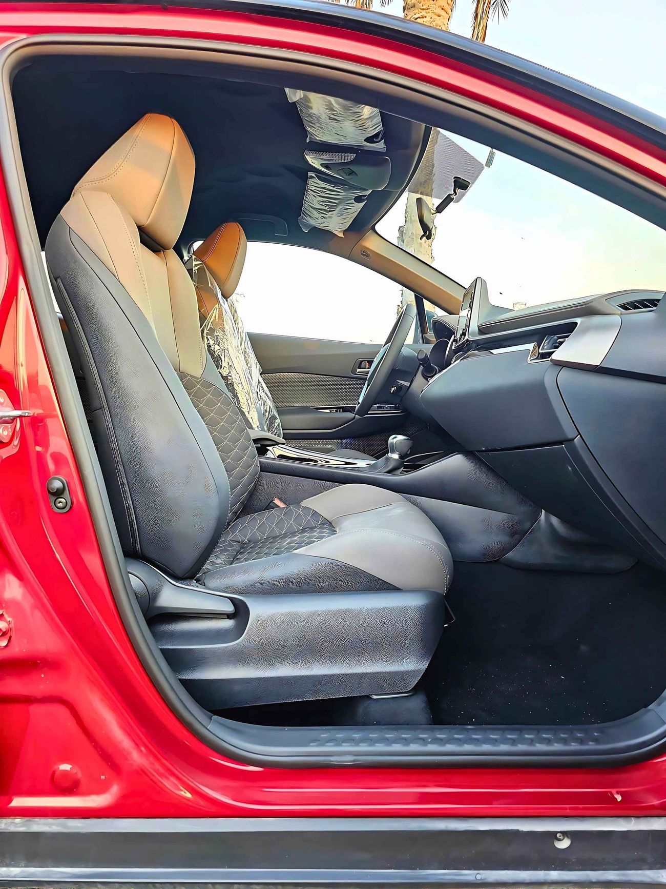 تويوتا CHR LUXURY / 1.8L HYBRID / PUSH START / LEATHER SEATS / FULL OPTION (CODE# 68017)