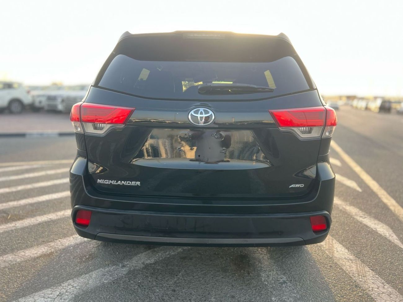 Toyota Highlander 2018 TOYOTA HIGHLANDER V6 3.5L - 4 WHEEL DRIVE (4X4 - LEATHER SEATS WITH 7 SEATER -
