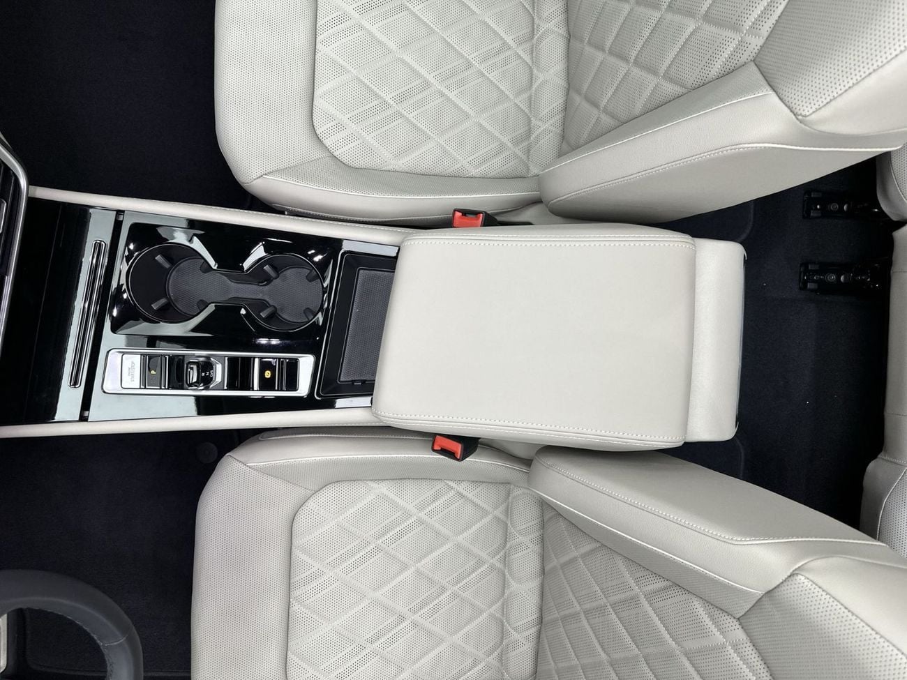 Volkswagen Teramont R-Line 3.6L (Ref#38546) - 33,100 AED SAVINGS from New Car