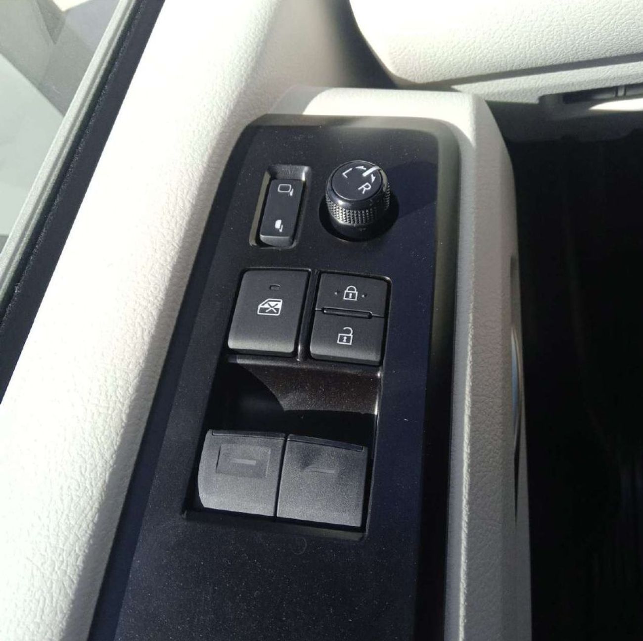 تويوتا هاياس 2.8L . Diesel . Automatic . Rear Wheel Drive . High Roof