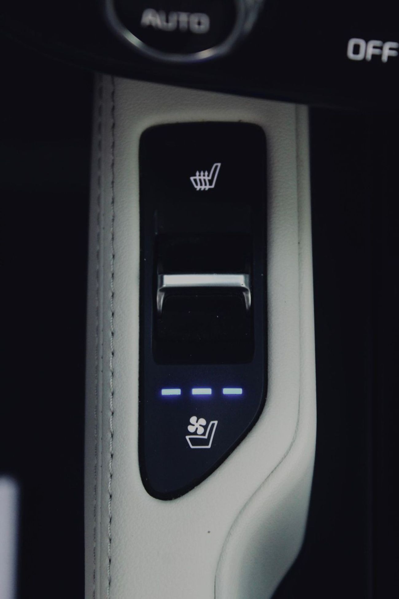 كيا تيلورايد The Kia Telluride is a popular 3-row, 7-8 seater midsize SUV, recognized for its luxurious, upscale 