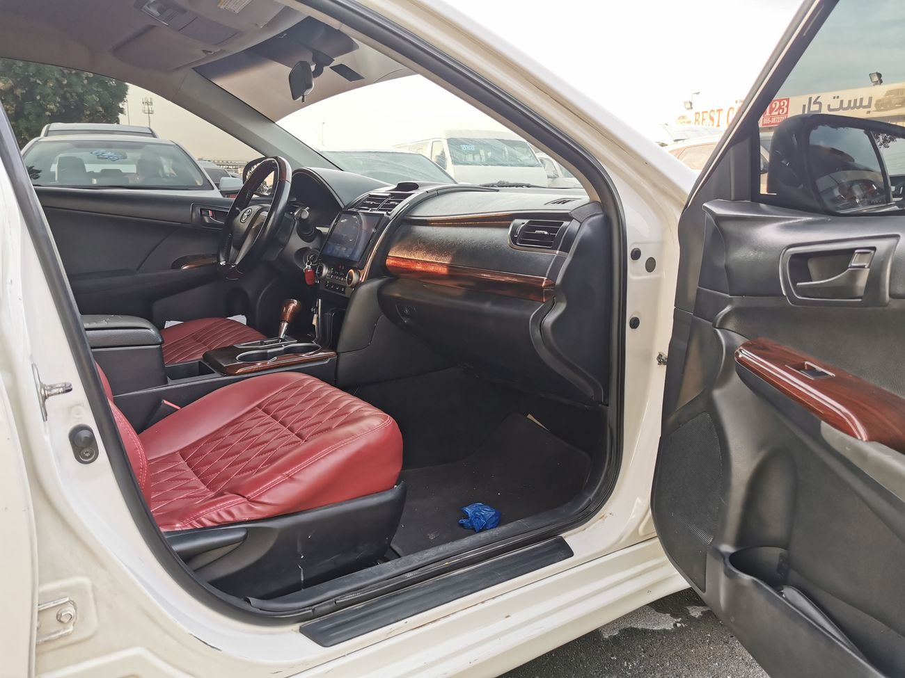 Toyota Camry 2.5L, Leather Seats, DVD + Rear DVD, Alloy Rims 16'', Rear AC, Wooden Interior (LOT # TCW2014)