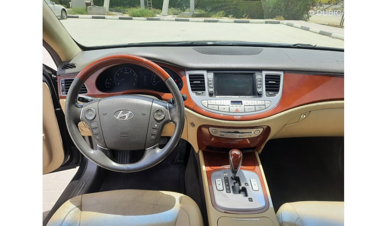 Hyundai Genesis Std Hyundai Genesis 2013 GCC Very celen car