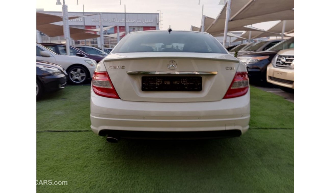 مرسيدس بنز C200 خليجي بانوراما موديل  2011 مثبت سرعه تحكم رنجات حساسات جناح خلفي رنجات بحاله ممتازه