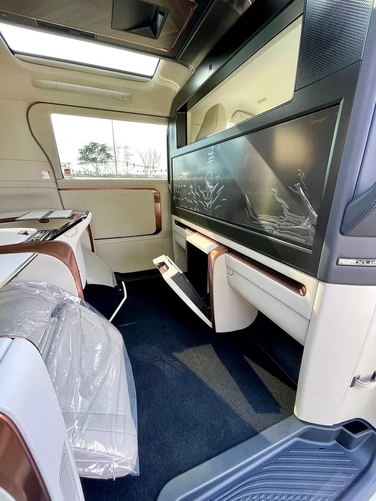 لكزس LM 350h Lm350 VIP Seats -- Where Business Class becomes First Class on wheels