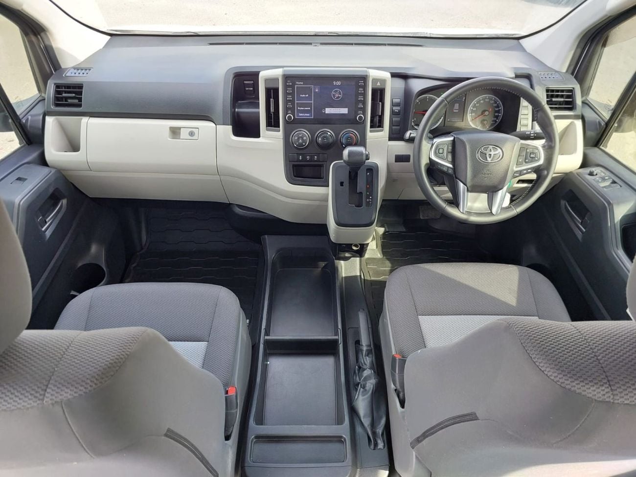 Toyota Hiace (RAMADAN OFFER) TOYOTA HIACE COMMUTER VAN RHD 2020 MODEL 2.8 L DIESEL AUTOMATIC(PM04978)