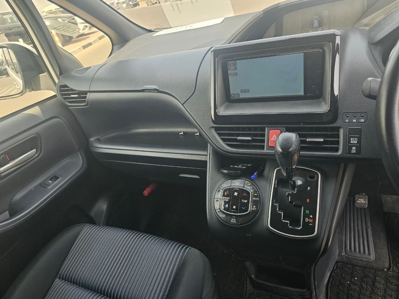 Toyota Noah Toyota Noah si 2015 RHD white colour