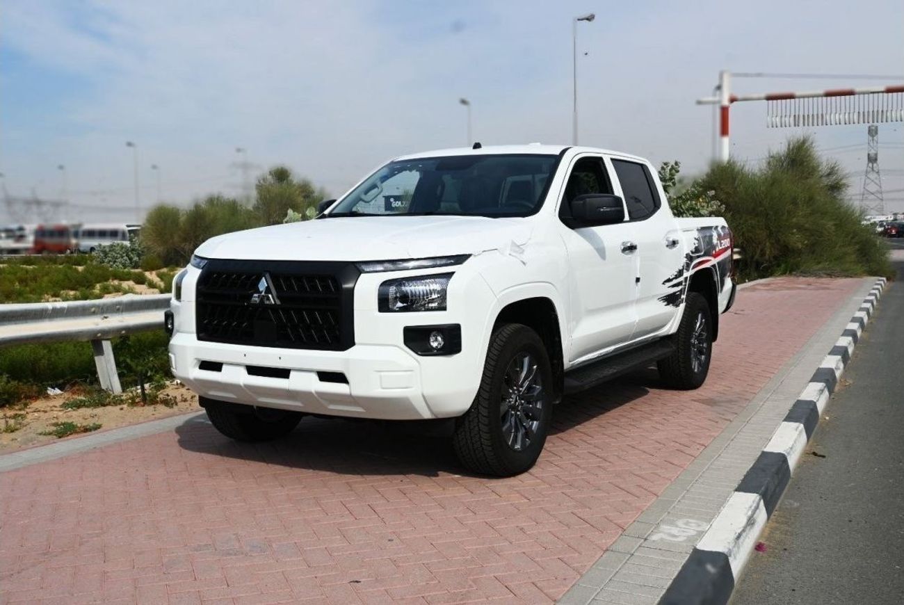 ميتسوبيشي L200 ميتسوبيشي L200 موديل 2024 ناقل الحركة بنزين يدوي ابيض من الخارج اسود من الداخل
