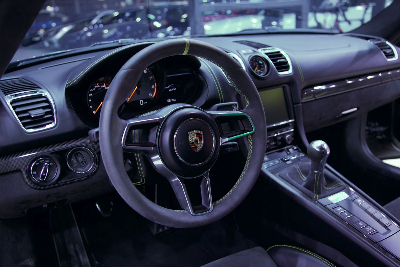 Porsche 718 Cayman GT4 4.0L (420 HP) M/T