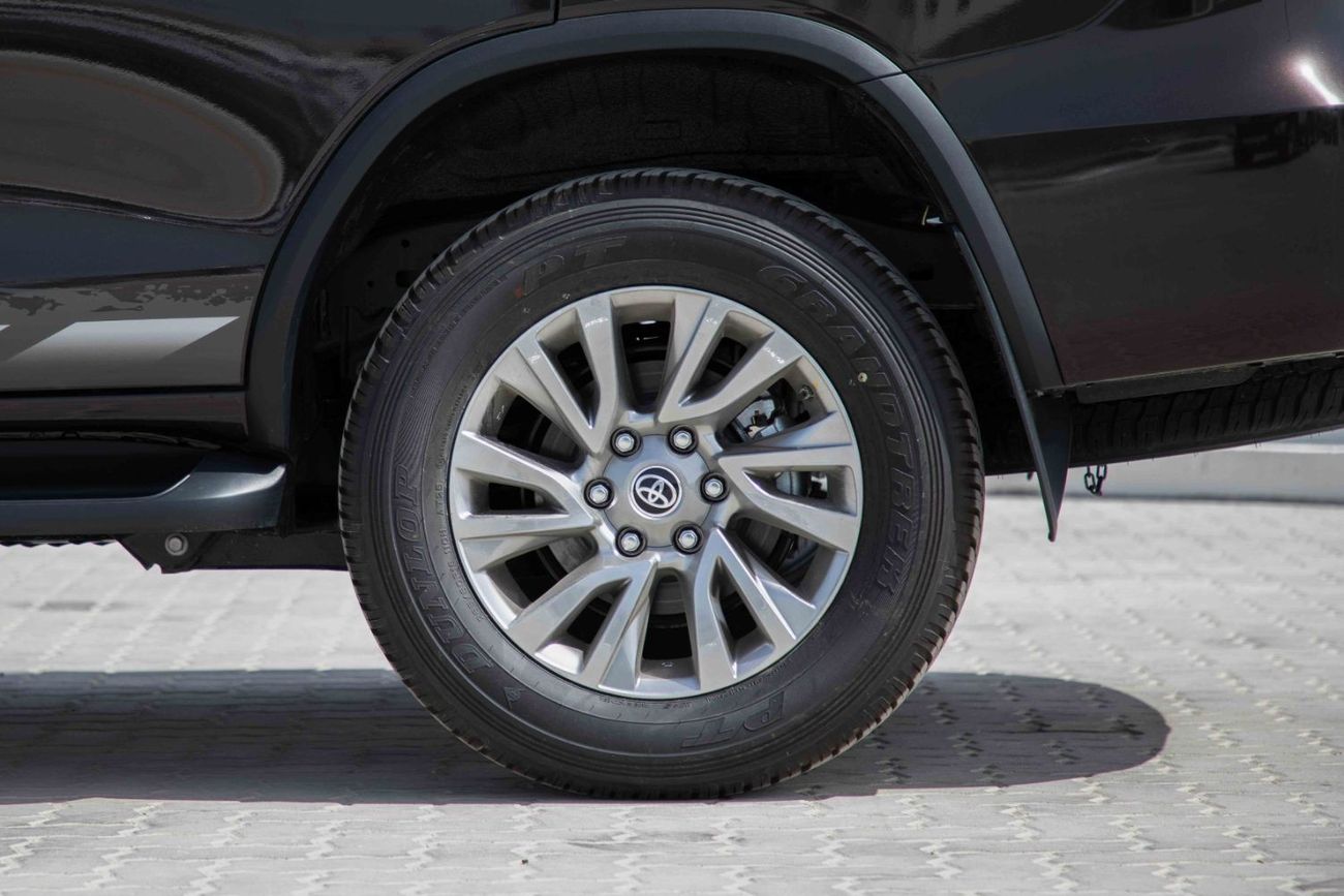 Toyota Fortuner 2023 Toyota Fortuner 4.0 Adventure - Phantom Brown inside Black