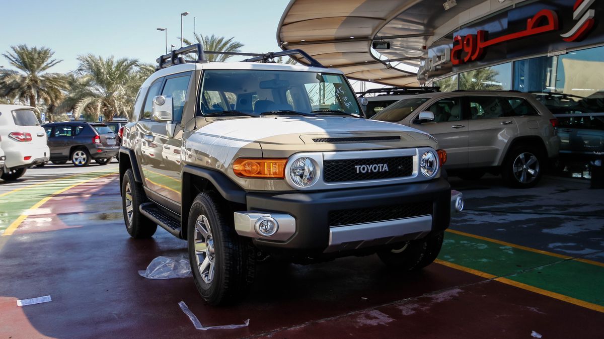 Toyota FJ Cruiser for sale AED 135,000. Gold, 2016