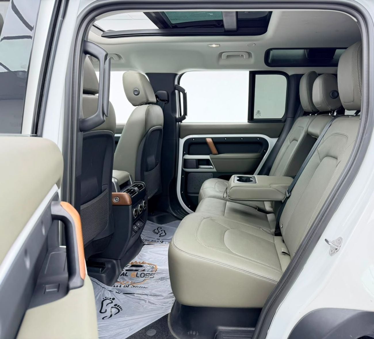 لاند روفر ديفندر 110 2024 Land Rover Defender 110 SE P300, Feb/2029 Land Rover Warranty + Service Pack, Full Service Hist