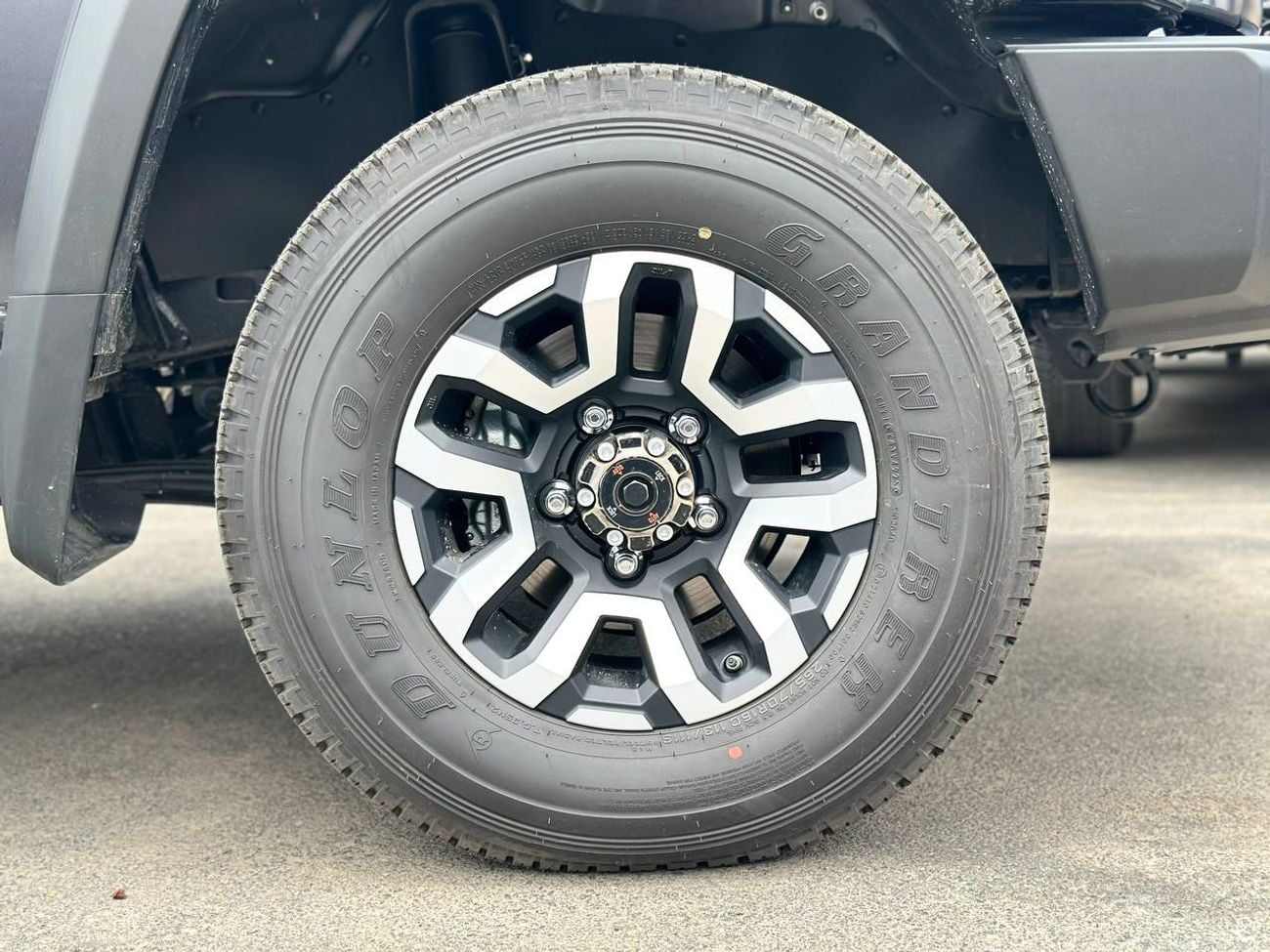 تويوتا لاند كروزر بيك آب S/C LC79 2.8 لتر ديزل أوتوماتيك // 2026 // كاملة المواصفات مع رادار، ثلاجة، قفل تفاضلي، مشغل DVD وكا