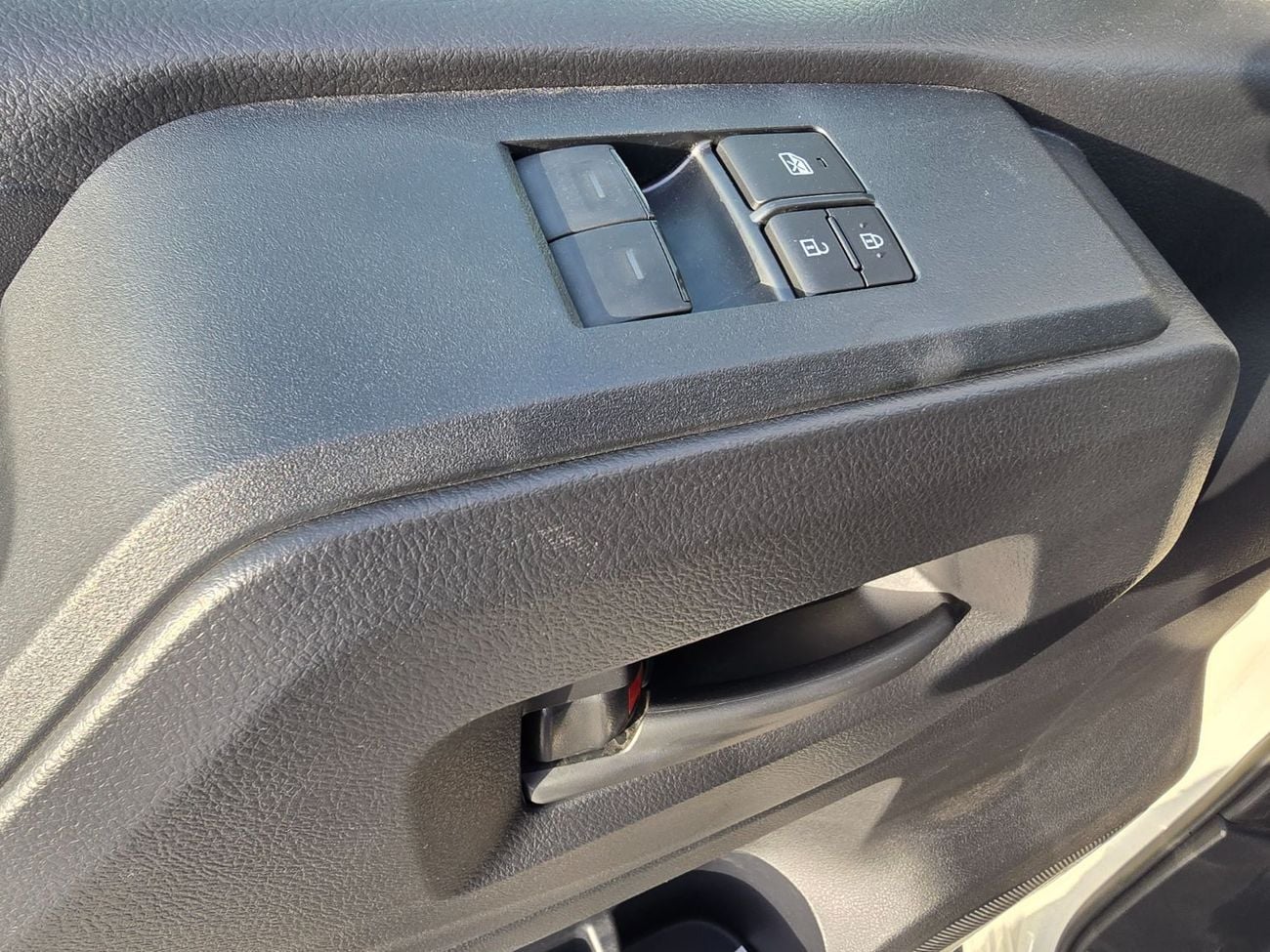 تويوتا هاياس GL Toyota Hiace High Roof Black Bump 3.5l M/T White color With MoonRoof 2026