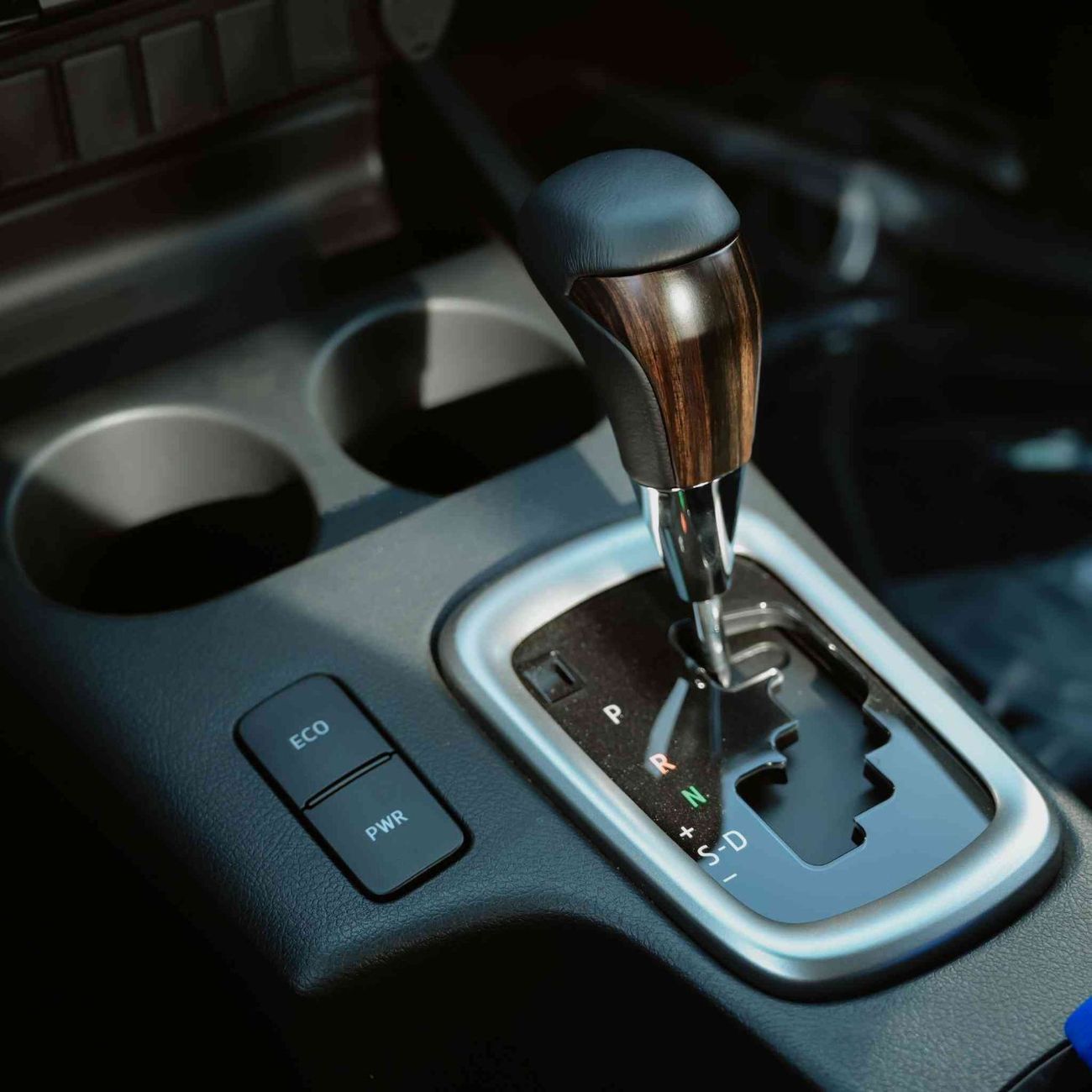 تويوتا هيلوكس GLX AT 2.7L