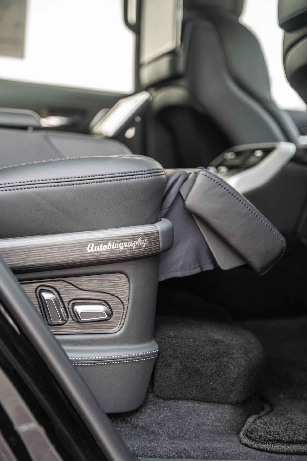 تويوتا لاند كروزر VXR 3.5L FULL OPTION WITH MBS AUTOBIOGRAPHY VIP SEAT AND STAR LIGHT