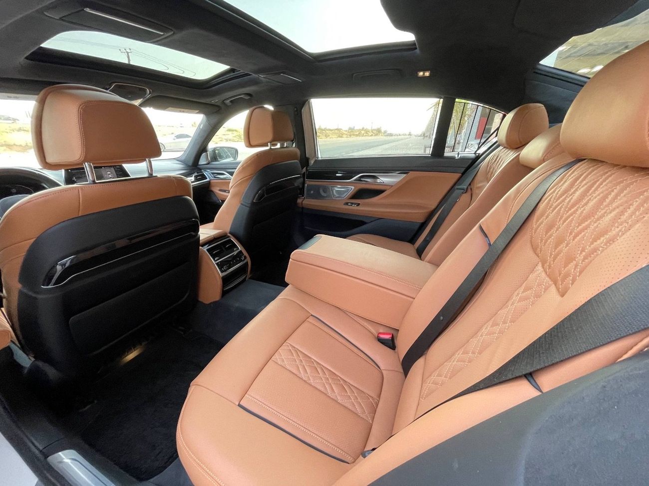 BMW 750i M PACKAGE / V8 TT 4.4L / PANORAMIC SUNROOF / 360 CAMERA / BIG SEATS / 20” RIMS / LOW MILEAGE