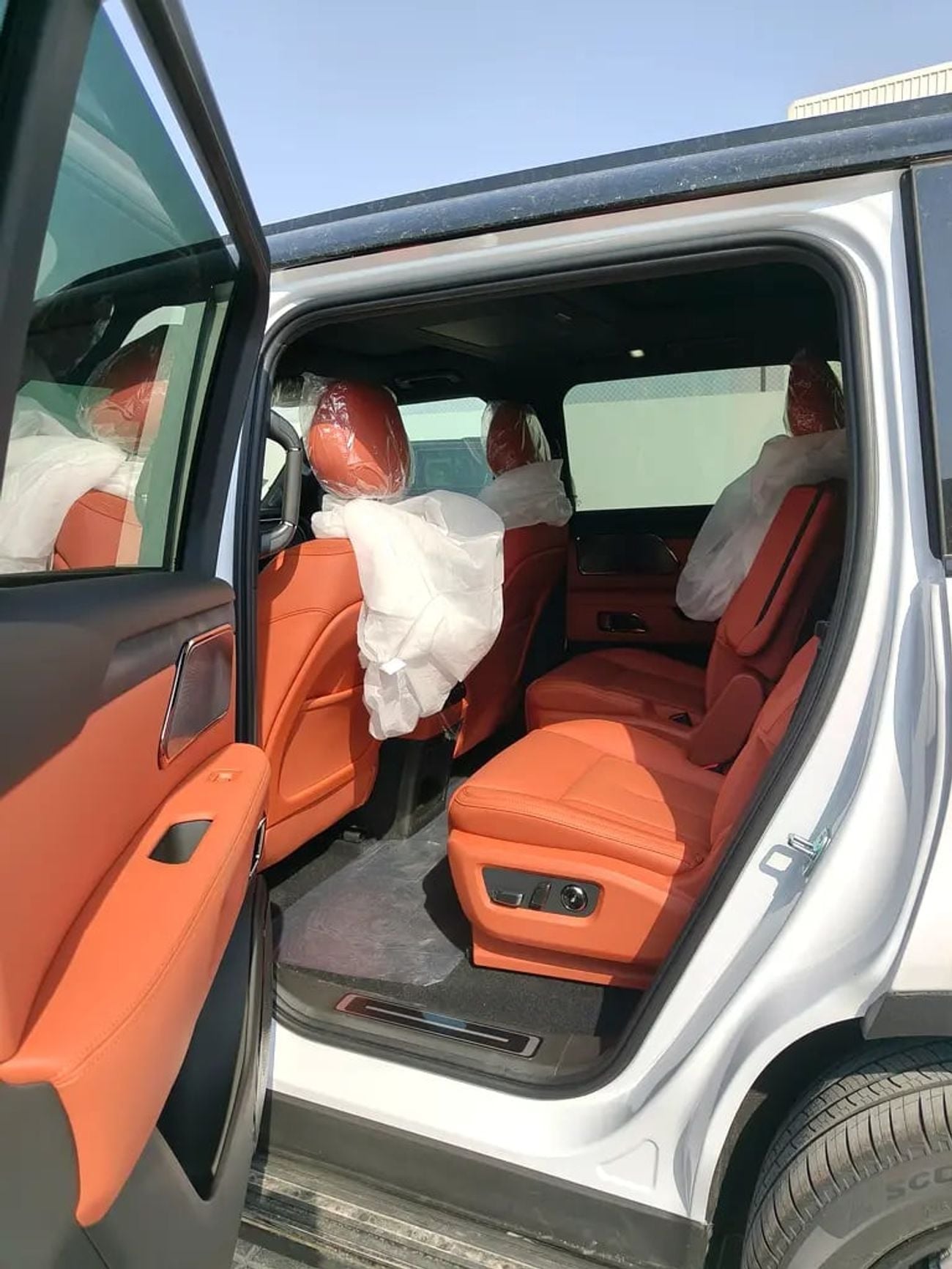 روكس 01 7-Seat Range-Extended SUV