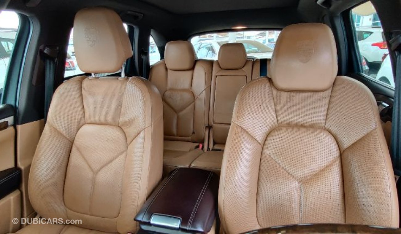 Porsche Cayenne 2013 model full options GCC specs service history available