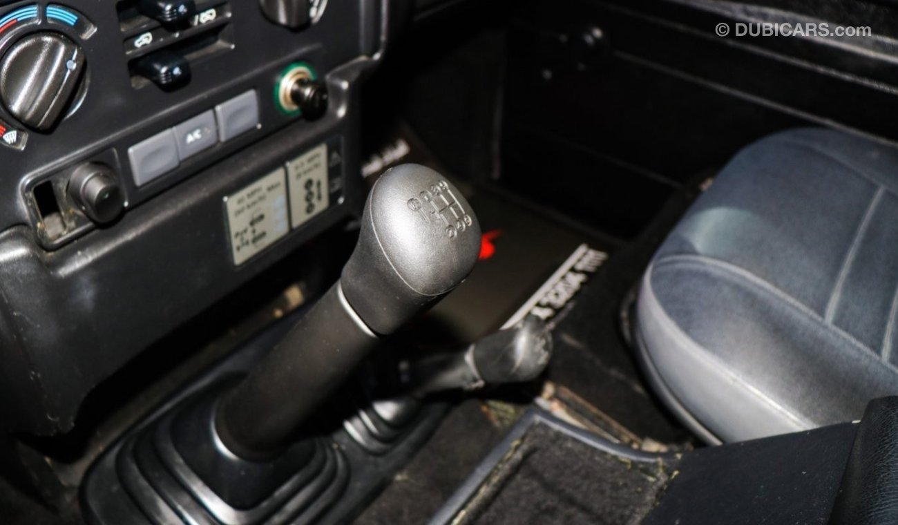 Land Rover Defender / Manual transmission - Diesel / GCC Specifications