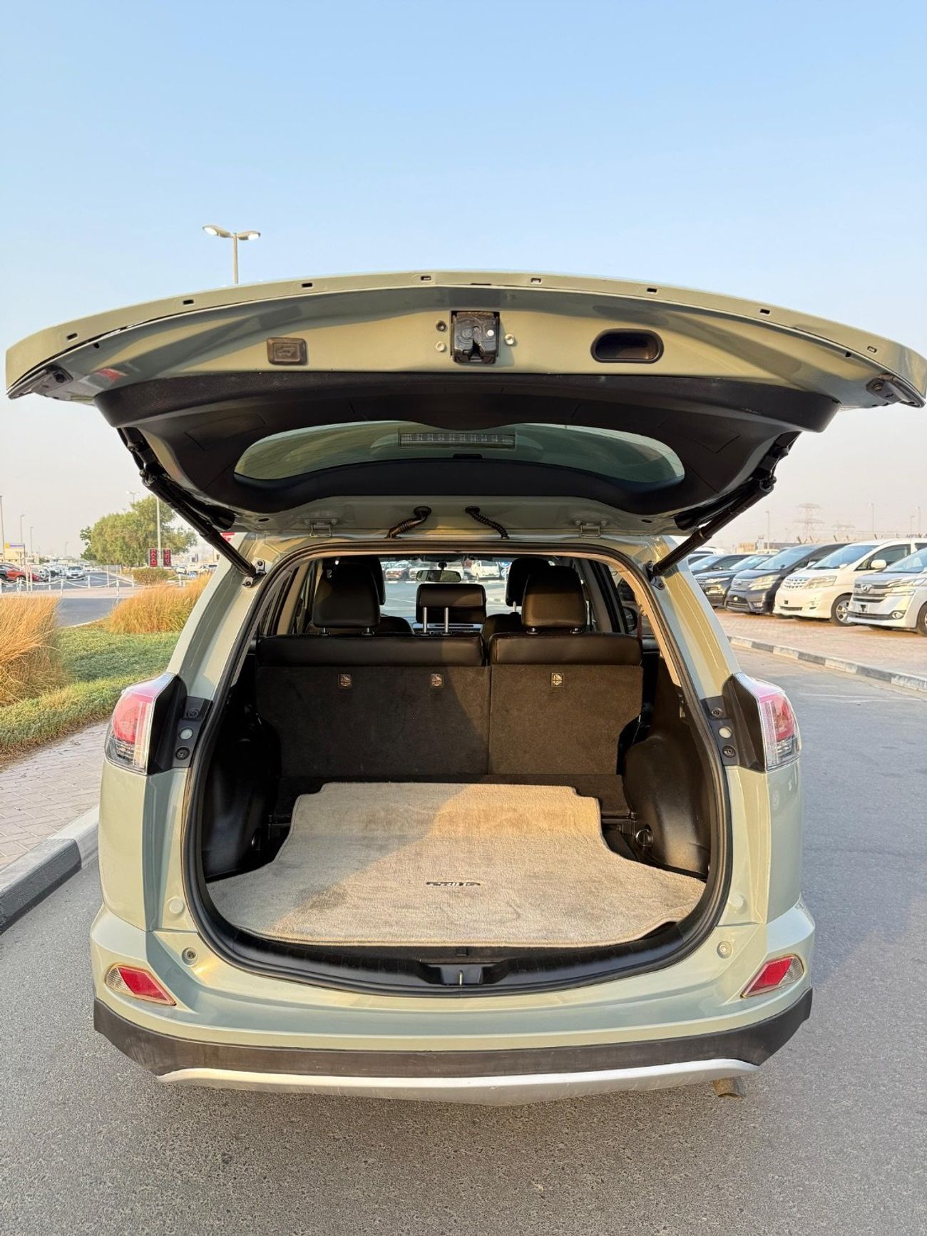 تويوتا راف ٤ Hybrid XLE 2.5 L full option