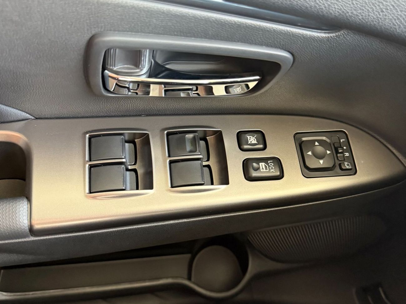 ميتسوبيشي ASX 2.0 LUXURY 4WD PANORAMA **EXPORT ONLY**التصدير فقط خارج الخليج***