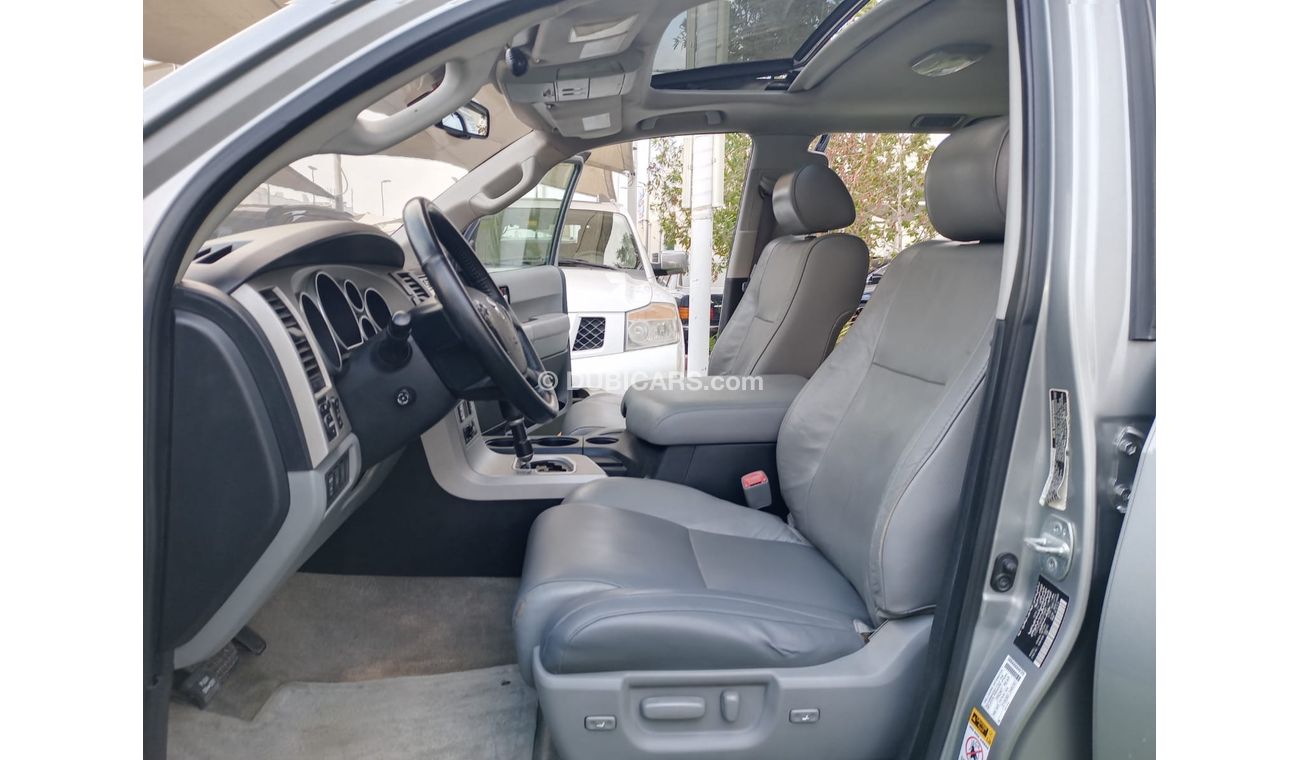 تويوتا سيكويا موديل 2009 لون سيلفر رقم واحد فتحة مثبت سرعة تحكم بحالة ممتازة لاتحتاج لأى مصاريف