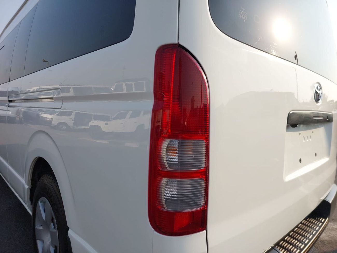 Toyota Hiace TOYOTA HIACE COMMUTER VAN RHD 2015 MODEL 2.7 L PETROL AUTOMATIC(PM54137)