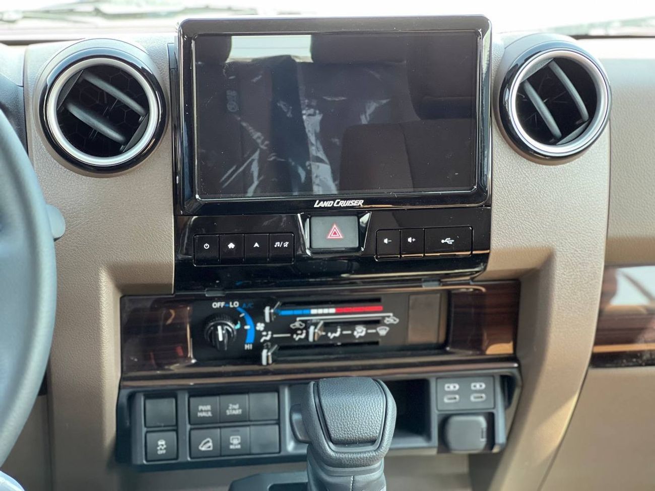 تويوتا لاند كروزر 70 LC76 2.8L TURBO DSL A/T // 2025 // FULL OPTION WITH RADAR , DIFF LOCK , DVD & BACK CAMERA // SPECIAL