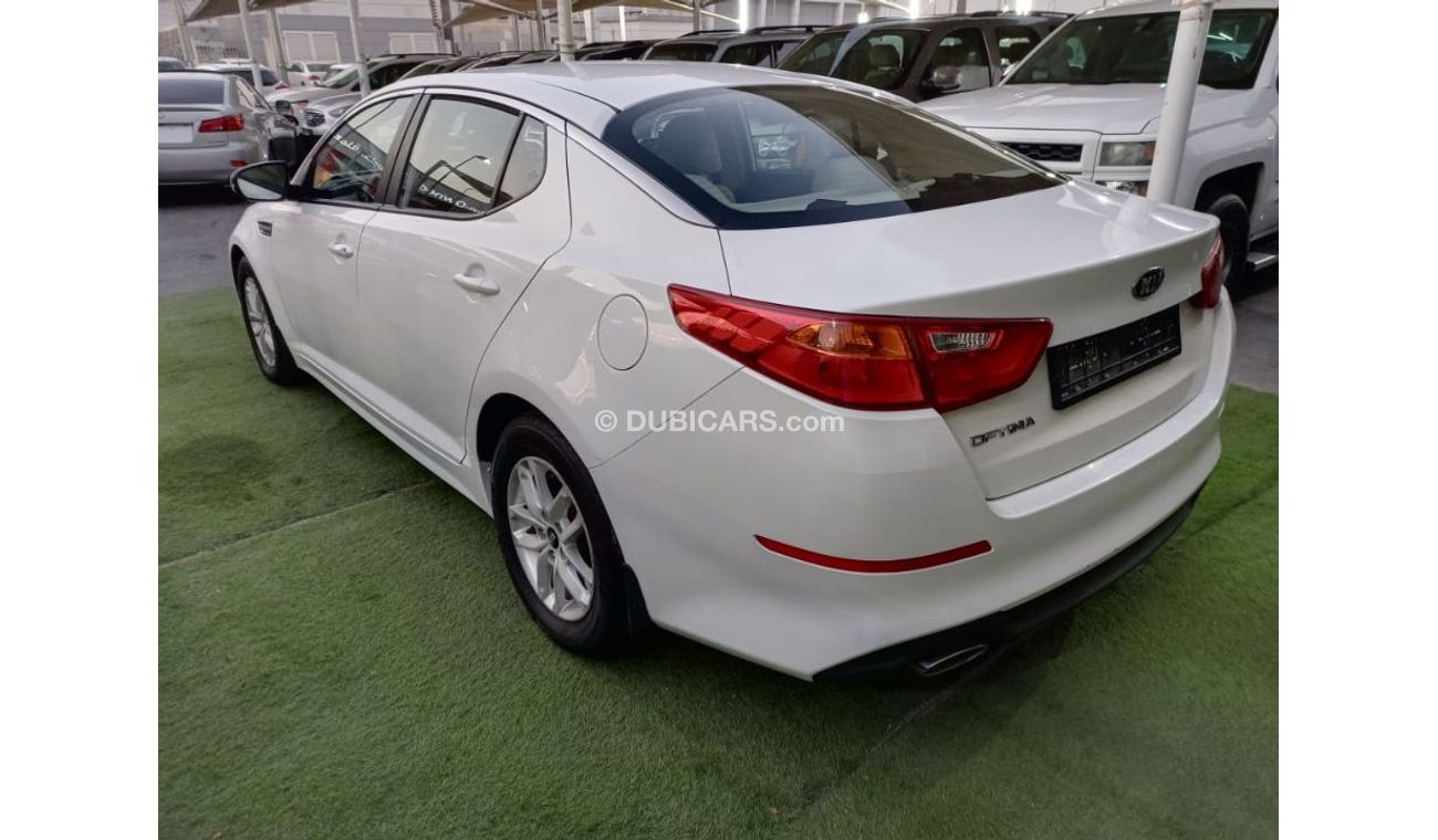 كيا أوبتيما خليجي 2014 لون ابيض داخل بيج رقم 2 رنجات  أنوار ضباب راديو FM مثبت سرعه حساسات لاتحتاج الي مصاريف