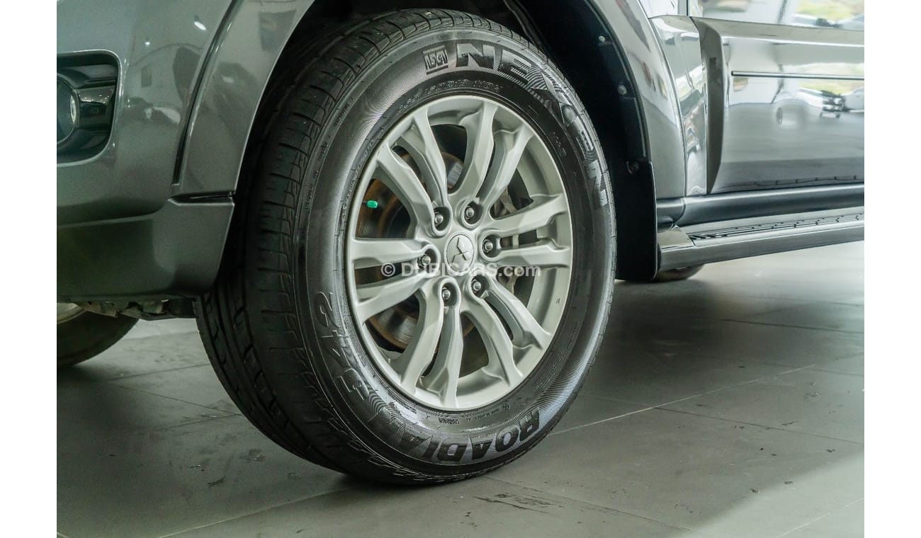 ميتسوبيشي باجيرو 2015 Mitsubishi Pajero 3.8L V6 GLS Black Pack / Full-Service History