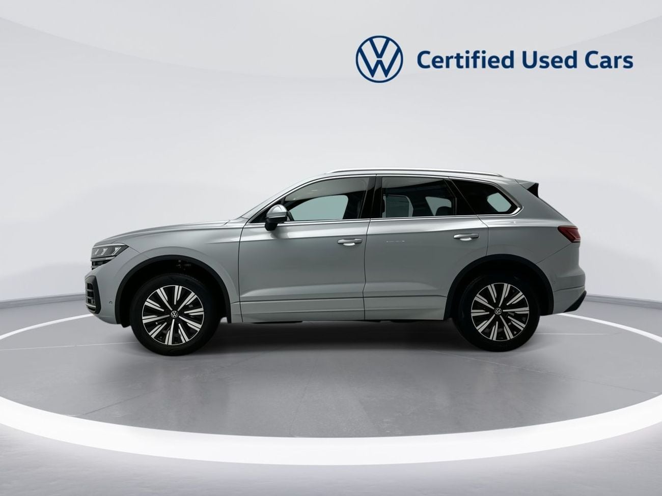 فولكس واجن طوارق | 42,100 AED SAVINGS from New Car | ONLY 3,796 KM | As-New Flagship Luxury | Warranty and Free Servi