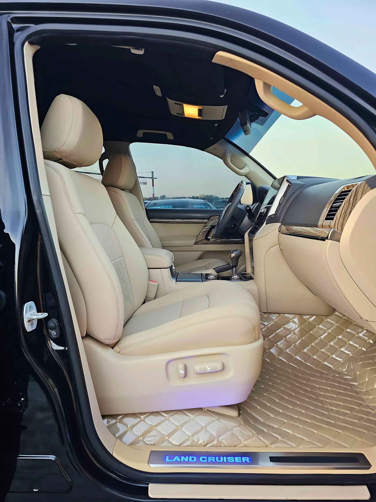 تويوتا لاند كروزر /GXR V6 4.0/ FULL OPTION/  SUNROOF/ LEATHER / GCC / EXPORT ONLY / LOT#77934