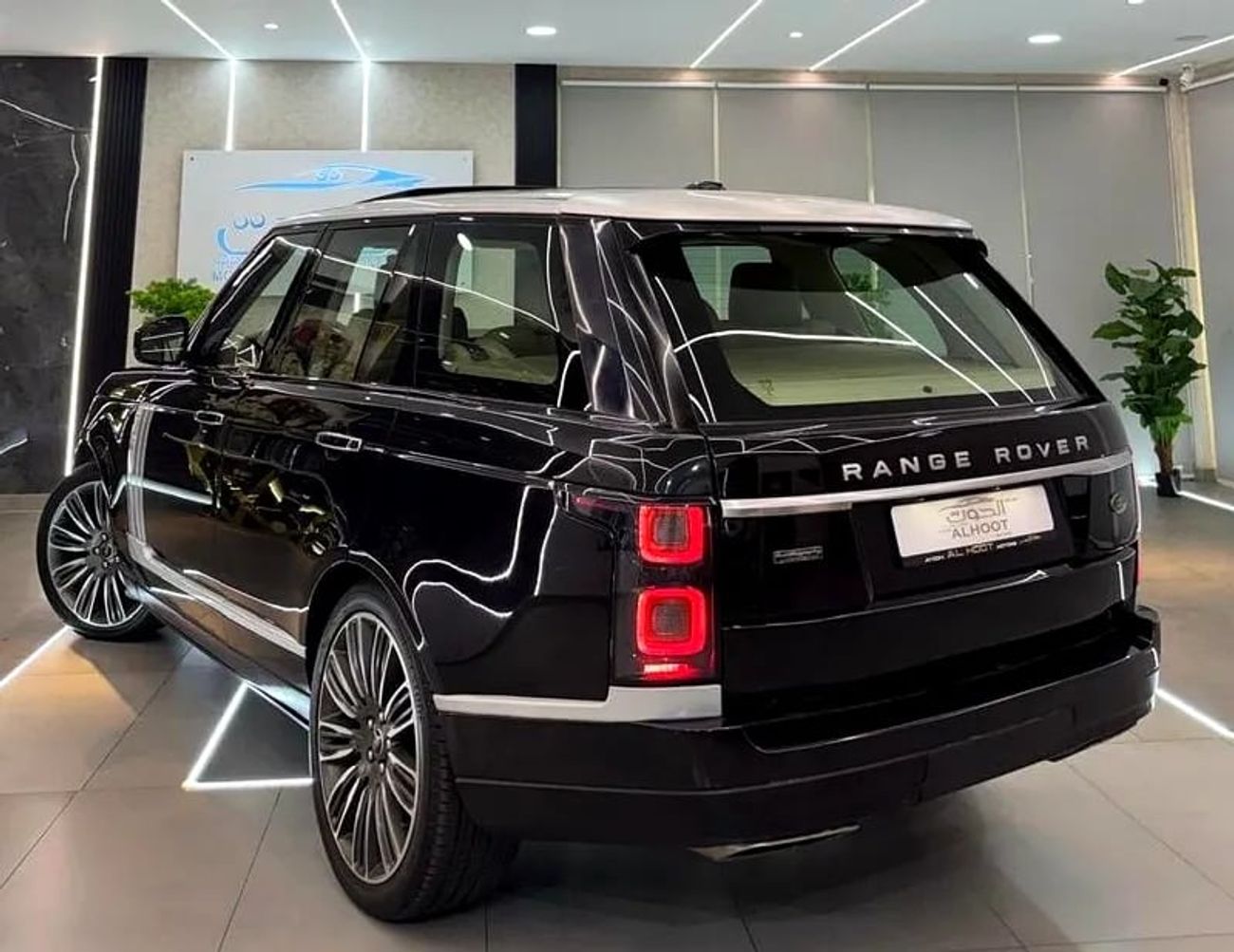 Land Rover Range Rover Supercharged 5.0L SUPERCHARGED RR VOGUE V8 || FACELIFT || GCC || FULLY LOADED || SCREENS || CONDITIO