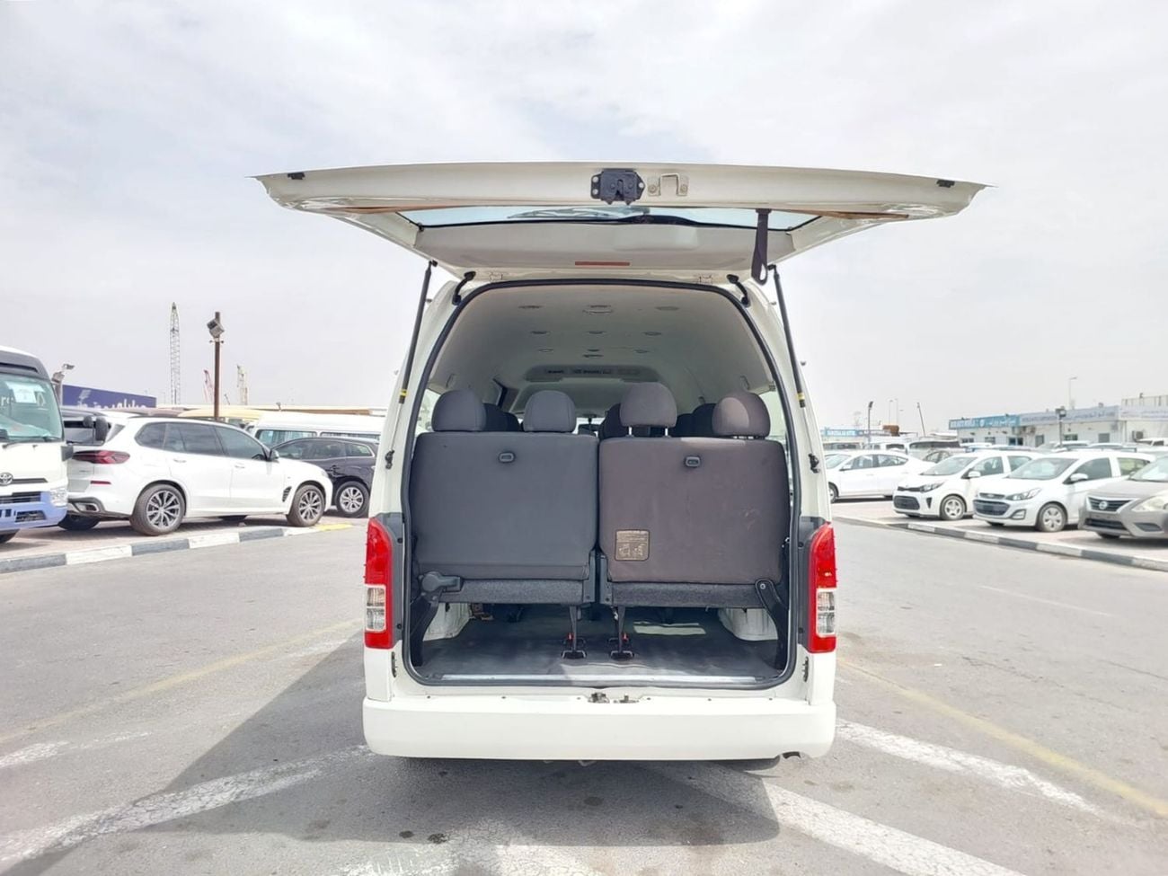 Toyota Hiace TOYOTA HIACE COMMUTER VAN RHD 2018 MODEL 3.0 L DIESEL AUTOMATIC(PM36297)