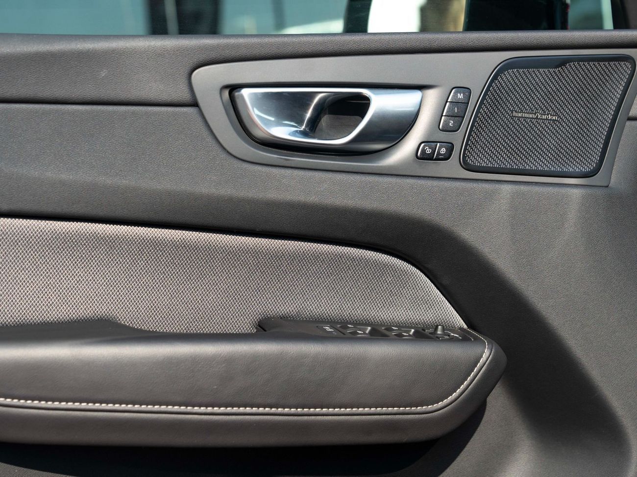 فولفو XC 60 B5 ULTIMATE DARK