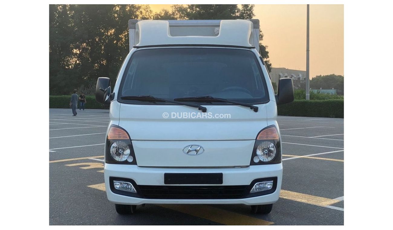 هيونداي بورتر 2 HYUNDAI PORTER PICK-UP WITH BOX 2014 GCC V4 ACCIDENT FREE - PERFECT CONDITION - ONLY 65000 KM