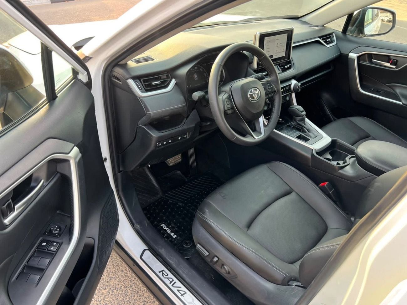 تويوتا راف ٤ XLE 2025 Toyota Rav4 XLE Full Option 2.5L V4 - Rear Camera  Leather Seat - AWD 4x4 - Sunroof - Low Milea