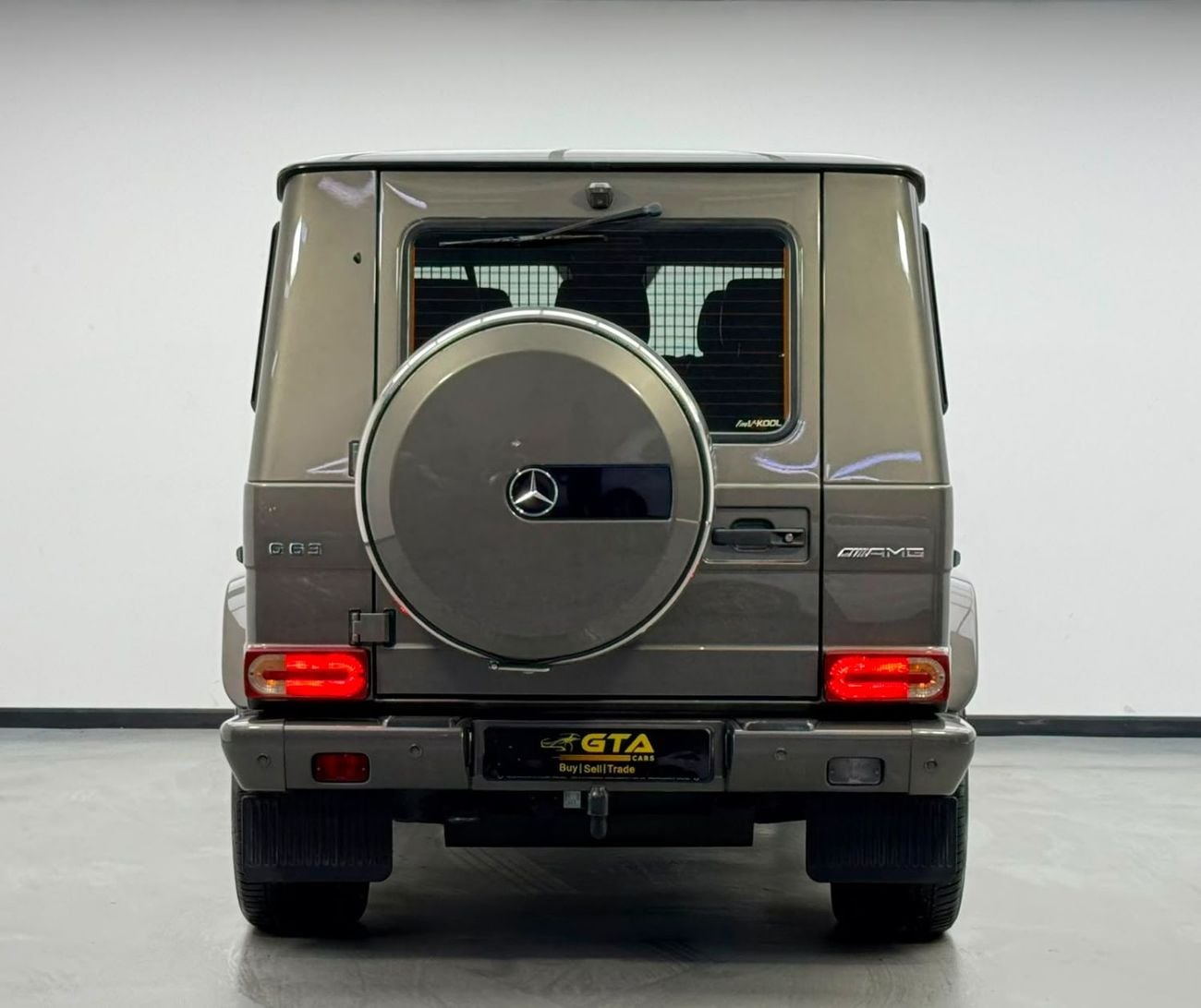 Mercedes Benz G63 AMG STD 2015 Mercedes G63 AMG, Full Service History, Carbon Fiber Interior, Excellent Condition, GCC