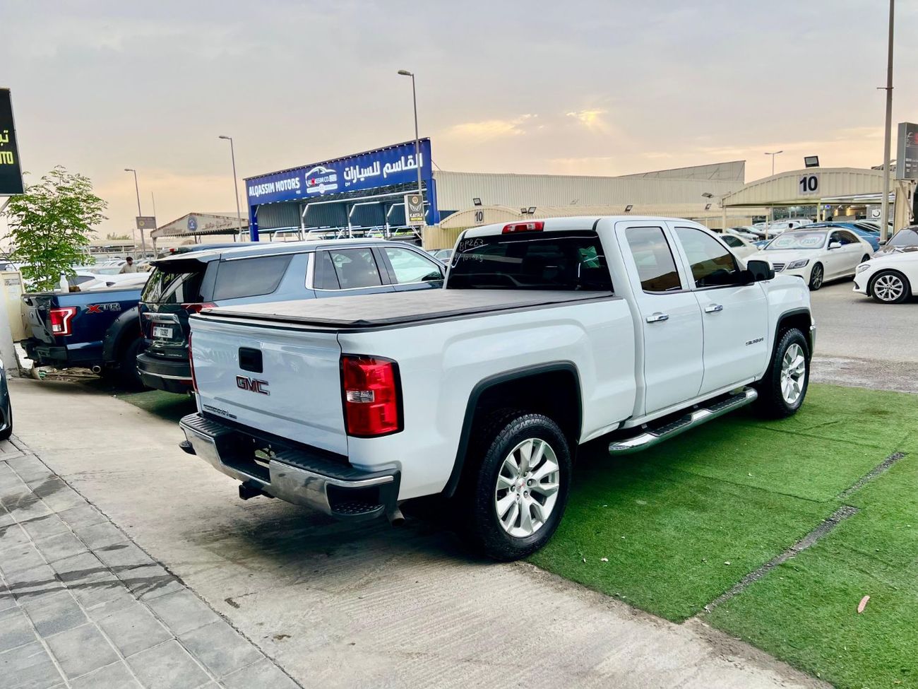 GMC Sierra 5.3L V8 SLT Crew Cab (AWD)warranty one year bank financie available