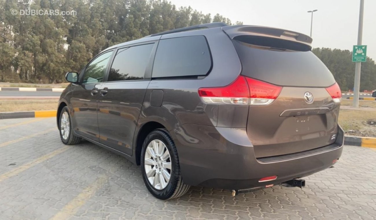 Toyota Sienna 2013 XLE (US) with sunroof ref# 155