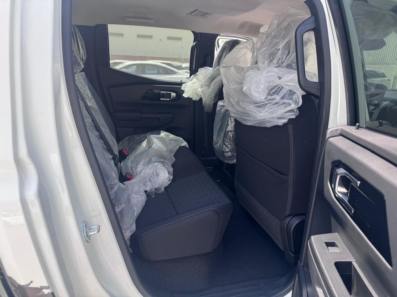 ميتسوبيشي L200 MITSUBISHI L200 Petrol Double Cabin 4WD 5MT 2.5L GLX -FULL OPTION_White